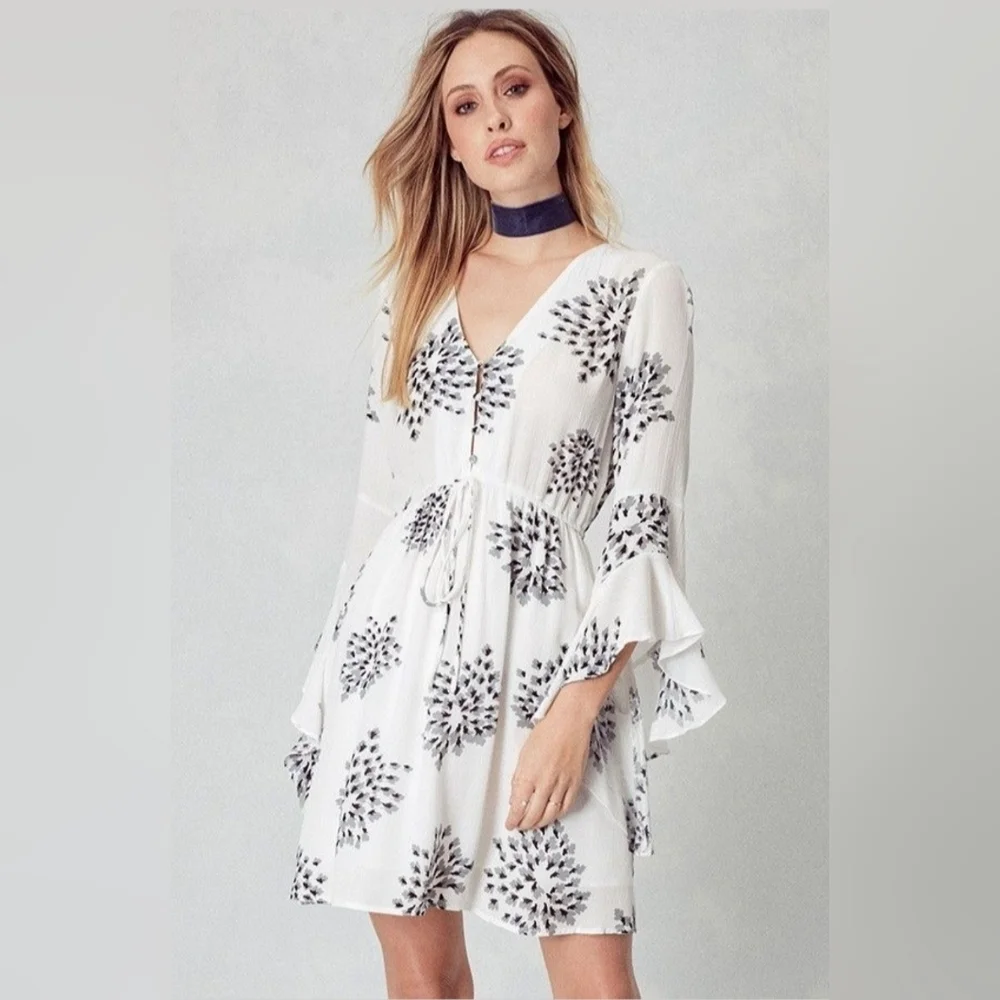 Prómesa White Black Abstract Floral Flowy Sleeve Boho Mini Dress